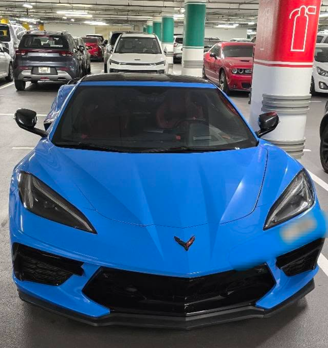 Skinnende blå Corvette etter profesjonell bilpleie hos Horten Bilpleie og Dekk